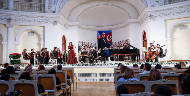 Azərbaycan Dövlət Akademik Filarmoniyasında M.Maqomayev adına 26 nömrəli Onbirillik Musiqi Məktəbinin Ümummilli Lider Heydər Əliyevin 100 illik yubileyinə həsr olunmuş konsert keçirildi
