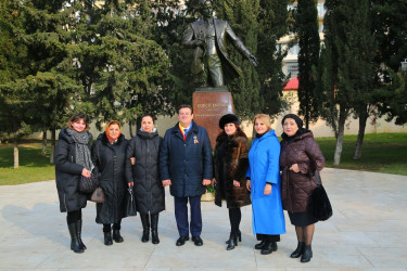 Dahi rumın bəstəkarı, skripkaçı, dirijor və mahir musiqiçi Corce Eneskunun adını daşıyan parkda Rumıniyanın Milli Mədəniyyət Gününə həsr olunmuş tədbir