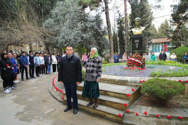 Azərbaycanın Milli Qəhrəmanı Fərhad Hümbətovun Binəqədi rayonu ərazisində yerləşən büstü qarşısında xatirəsinin yad edilməsi