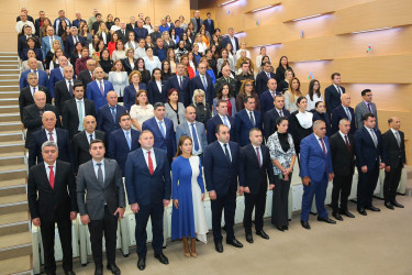 01 oktyabr 2025-ci il tarixində Binəqədi rayonunda fəaliyyət göstərən orta ümumtəhsil müəssisələrində təhsil ilinin yekunlarına və 5 Oktyabr - “Beynəlxalq Müəllim Günü”nə həsr olunmuş “Konstitusiya və Suverenlik İli: Təhsil və Gələcək Nəsillər” adlı təhsil konfransı