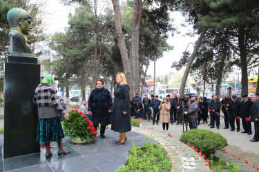 Azərbaycanın Milli Qəhrəmanı Fərhad Hümbətovun Binəqədi rayonu ərazisində yerləşən büstü qarşısında xatirəsinin yad edilməsi