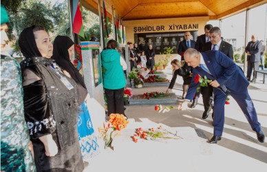 8 Noyabr- “Zəfər Günü”nün beşinci ildönümü ilə əlaqədar Binəqədi rayonunda şəhidlərimizin əziz xatirəsinin yad edilməsi