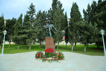 15 yanvar 2026-cı il tarixində Binəqədi rayonunda ucaldılan dahi rumın bəstəkarı Corce Eneskunun abidəsi önündə Rumıniya Mədəniyyət Günü münasibətilə tədbir