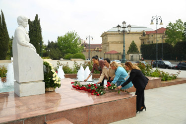 Binəqədi Rayon İcra Hakimiyyətinin kollektivinin Zərifə Əliyeva adına istirahət parkında ucaldılan abidəsinin ziyarət etməsi