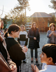 24 dekabr 2025-ci il tarixində “Təmiz Dünya” Qadınlara Yardım İctimai Birliyinin sığınacaq mərkəzində yaşayan uşaqlar üçün bayram şənliyi