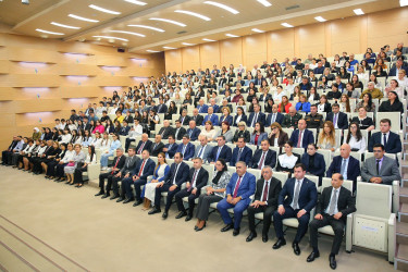 01 oktyabr 2025-ci il tarixində Binəqədi rayonunda fəaliyyət göstərən orta ümumtəhsil müəssisələrində təhsil ilinin yekunlarına və 5 Oktyabr - “Beynəlxalq Müəllim Günü”nə həsr olunmuş “Konstitusiya və Suverenlik İli: Təhsil və Gələcək Nəsillər” adlı təhsil konfransı