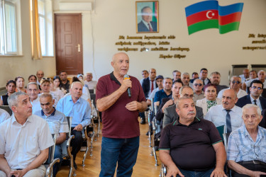 14 avqust 2025-ci il tarixində Binəqədi Rayon İcra Hakimiyyətinin başçısı Elxan Allahverdiyevin 7-ci mikrorayon sakinləri ilə səyyar qəbulu