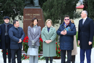 15 yanvar 2026-cı il tarixində Binəqədi rayonunda ucaldılan dahi rumın bəstəkarı Corce Eneskunun abidəsi önündə Rumıniya Mədəniyyət Günü münasibətilə tədbir