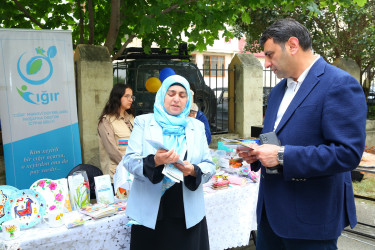 “Cığır" mənəvi dəyərlərin inkişafına dəstək ictimai birliyinin keçirdiyi "Sosial Bazar" istiqamətində başlanan "Qutabdan-Kitaba" adlı sosial layihə çərçivəsində xeyriyyə tədbiri