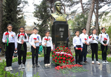 Azərbaycanın Milli Qəhrəmanı Fərhad Hümbətovun Binəqədi rayonu ərazisində yerləşən büstü qarşısında xatirəsinin yad edilməsi