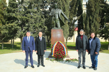 Azərbaycanda səfərdə olan Rumıniya Parlamentinin Deputatlar Palatasının sədri İon-Marçel Çolakonun başçılıq etdiyi nümayəndə heyətinin Binəqədi rayonunda rumın bəstəkarı Corce Eneskunun abidəsinin ziyarət etməsi