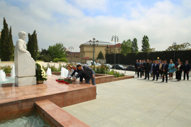 Binəqədi Rayon İcra Hakimiyyətinin kollektivinin Zərifə Əliyeva adına istirahət parkında ucaldılan abidəsinin ziyarət etməsi