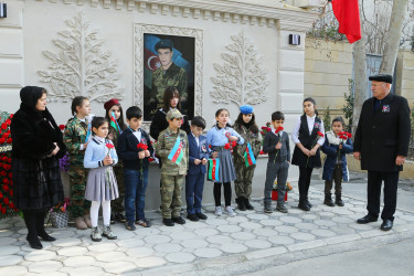 Şəhid Əhmədov İlqar Adil oğlunun yaşadığı evin qarşısında barelyefinin açılış mərasimi