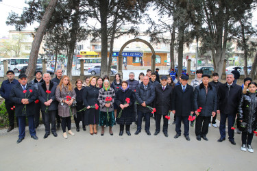 Azərbaycanın Milli Qəhrəmanı Fərhad Hümbətovun Binəqədi rayonu ərazisində yerləşən büstü qarşısında xatirəsinin yad edilməsi