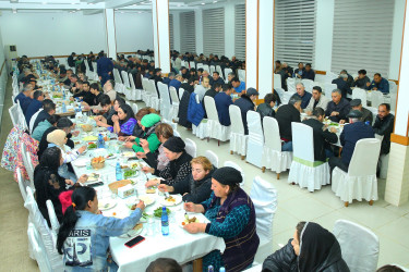 Xocəsən qəsəbəsində iftar süfrəsi