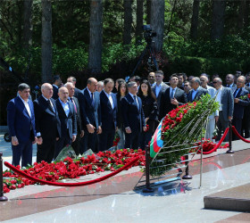 10 may 2026-cı il tarixində Ümummilli Lideri Heydər Əliyevin anadan olmasının 103-cü ildönümü münasibətilə Fəxri Xiyabanda Ulu Öndərin abidəsinin ziyarət edilməsi
