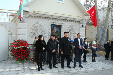 Şəhid Əhmədov İlqar Adil oğlunun yaşadığı evin qarşısında barelyefinin açılış mərasimi