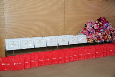 01 oktyabr 2025-ci il tarixində Binəqədi rayonunda fəaliyyət göstərən orta ümumtəhsil müəssisələrində təhsil ilinin yekunlarına və 5 Oktyabr - “Beynəlxalq Müəllim Günü”nə həsr olunmuş “Konstitusiya və Suverenlik İli: Təhsil və Gələcək Nəsillər” adlı təhsil konfransı