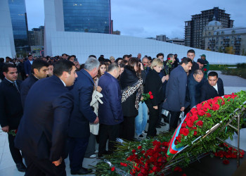 27 Sentyabr 2025-ci il tarixində Anım Gününün beşinci ildönümünün qeyd olunması ilə əlaqədar Binəqədi rayon ictimaiyyətinin Zəfər parkının ərazisində Vətən uğrunda canından keçmiş şəhidlərimizin əziz xatirəsinə ucaldılmış 8 Noyabr  - Zəfər abidəsini ziyarəti
