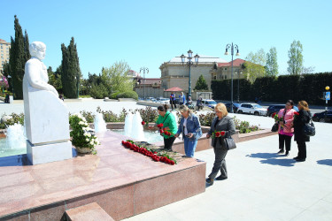 Binəqədi rayonunda əməkdar elm xadimi, tibb elmləri doktoru, görkəmli oftolmoloq-alim, akademik Zərifə xanım Əliyevanın abidəsinin ziyarəti