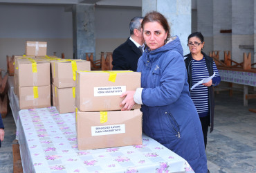 Binəqədi rayonunda Xocalı faciəsinin 31-ci ildönümü ilə əlaqədar Xocalıdan olan ailələrə humanitar yardımın paylanması