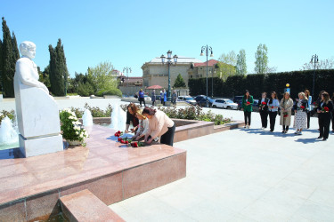 Binəqədi rayonunda əməkdar elm xadimi, tibb elmləri doktoru, görkəmli oftolmoloq-alim, akademik Zərifə xanım Əliyevanın abidəsinin ziyarəti