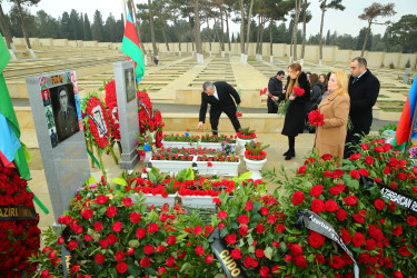 2 Fevral - Azərbaycan Gəncləri Günü münasibətilə şəhidlik zirvəsinə ucalmış qəhrəman gənclərimizin məzarları ziyarət edilməsi