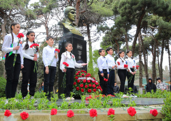 Azərbaycanın Milli Qəhrəmanı Fərhad Hümbətovun Binəqədi rayonu ərazisində yerləşən büstü qarşısında xatirəsinin yad edilməsi