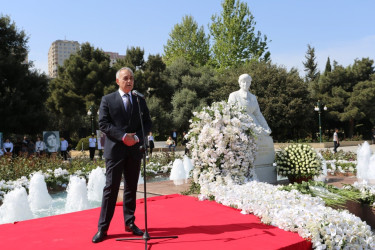 Binəqədi rayonunda yerləşən Zərifə Əliyeva adına istirahət parkında görkəmli oftalmoloq alim, akademik Zərifə xanım Əliyevanın anadan olmasının 99-cu ildönümünə həsr olunmuş “Böyük alim-kamillik və müdriklik zirvəsi” adlı tədbir keçirildi.