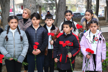 Azərbaycanın Milli Qəhrəmanı Fərhad Hümbətovun Binəqədi rayonu ərazisində yerləşən büstü qarşısında xatirəsinin yad edilməsi