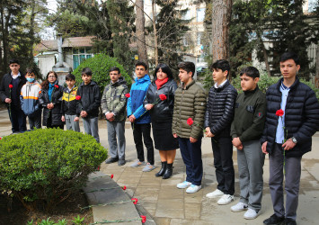 Azərbaycanın Milli Qəhrəmanı Fərhad Hümbətovun Binəqədi rayonu ərazisində yerləşən büstü qarşısında xatirəsinin yad edilməsi