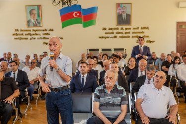 14 avqust 2025-ci il tarixində Binəqədi Rayon İcra Hakimiyyətinin başçısı Elxan Allahverdiyevin 7-ci mikrorayon sakinləri ilə səyyar qəbulu