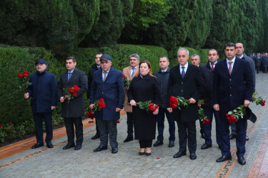 Ümummilli lider Heydər Əliyevin  anım günündə Binəqədi Rayon İcra Hakimiyyətinin kollektivi Fəxri Xiyabanda Ulu Öndərin məzarının ziyarəti