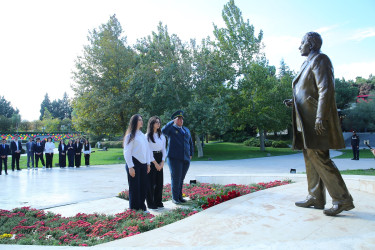 01 oktyabr 2025-ci il tarixində Binəqədi rayonunda fəaliyyət göstərən orta ümumtəhsil müəssisələrində təhsil ilinin yekunlarına və 5 Oktyabr - “Beynəlxalq Müəllim Günü”nə həsr olunmuş “Konstitusiya və Suverenlik İli: Təhsil və Gələcək Nəsillər” adlı təhsil konfransı