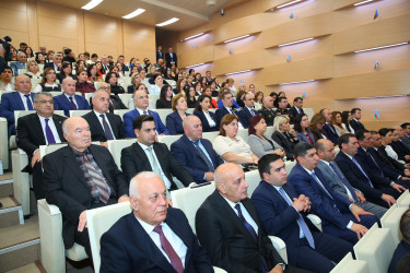 01 oktyabr 2025-ci il tarixində Binəqədi rayonunda fəaliyyət göstərən orta ümumtəhsil müəssisələrində təhsil ilinin yekunlarına və 5 Oktyabr - “Beynəlxalq Müəllim Günü”nə həsr olunmuş “Konstitusiya və Suverenlik İli: Təhsil və Gələcək Nəsillər” adlı təhsil konfransı