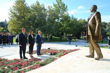 01 oktyabr 2025-ci il tarixində Binəqədi rayonunda fəaliyyət göstərən orta ümumtəhsil müəssisələrində təhsil ilinin yekunlarına və 5 Oktyabr - “Beynəlxalq Müəllim Günü”nə həsr olunmuş “Konstitusiya və Suverenlik İli: Təhsil və Gələcək Nəsillər” adlı təhsil konfransı