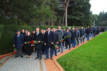 Ümummilli lider Heydər Əliyevin  anım günündə Binəqədi Rayon İcra Hakimiyyətinin kollektivi Fəxri Xiyabanda Ulu Öndərin məzarının ziyarəti