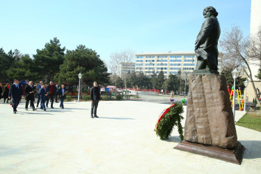 Azərbaycanda səfərdə olan Rumıniya Parlamentinin Deputatlar Palatasının sədri İon-Marçel Çolakonun başçılıq etdiyi nümayəndə heyətinin Binəqədi rayonunda rumın bəstəkarı Corce Eneskunun abidəsinin ziyarət etməsi