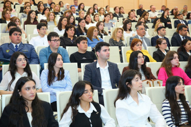 01 oktyabr 2025-ci il tarixində Binəqədi rayonunda fəaliyyət göstərən orta ümumtəhsil müəssisələrində təhsil ilinin yekunlarına və 5 Oktyabr - “Beynəlxalq Müəllim Günü”nə həsr olunmuş “Konstitusiya və Suverenlik İli: Təhsil və Gələcək Nəsillər” adlı təhsil konfransı