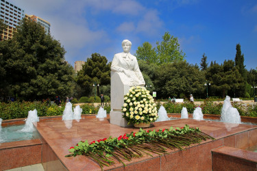 Binəqədi Rayon İcra Hakimiyyətinin kollektivinin Zərifə Əliyeva adına istirahət parkında ucaldılan abidəsinin ziyarət etməsi