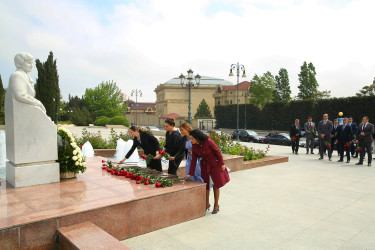 Binəqədi Rayon İcra Hakimiyyətinin kollektivinin Zərifə Əliyeva adına istirahət parkında ucaldılan abidəsinin ziyarət etməsi