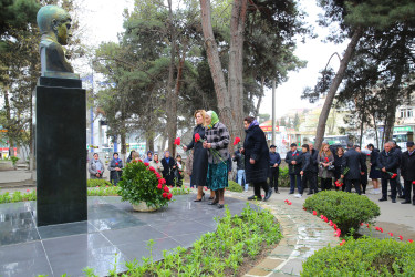 Azərbaycanın Milli Qəhrəmanı Fərhad Hümbətovun Binəqədi rayonu ərazisində yerləşən büstü qarşısında xatirəsinin yad edilməsi