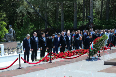 10 may 2026-cı il tarixində Ümummilli Lideri Heydər Əliyevin anadan olmasının 103-cü ildönümü münasibətilə Fəxri Xiyabanda Ulu Öndərin abidəsinin ziyarət edilməsi