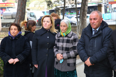 Azərbaycanın Milli Qəhrəmanı Fərhad Hümbətovun Binəqədi rayonu ərazisində yerləşən büstü qarşısında xatirəsinin yad edilməsi