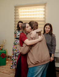 24 dekabr 2025-ci il tarixində “Təmiz Dünya” Qadınlara Yardım İctimai Birliyinin sığınacaq mərkəzində yaşayan uşaqlar üçün bayram şənliyi