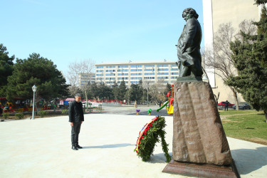 Azərbaycanda səfərdə olan Rumıniya Parlamentinin Deputatlar Palatasının sədri İon-Marçel Çolakonun başçılıq etdiyi nümayəndə heyətinin Binəqədi rayonunda rumın bəstəkarı Corce Eneskunun abidəsinin ziyarət etməsi