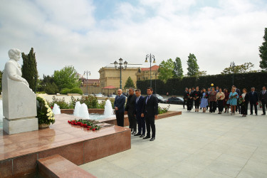 Binəqədi Rayon İcra Hakimiyyətinin kollektivinin Zərifə Əliyeva adına istirahət parkında ucaldılan abidəsinin ziyarət etməsi