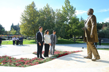 01 oktyabr 2025-ci il tarixində Binəqədi rayonunda fəaliyyət göstərən orta ümumtəhsil müəssisələrində təhsil ilinin yekunlarına və 5 Oktyabr - “Beynəlxalq Müəllim Günü”nə həsr olunmuş “Konstitusiya və Suverenlik İli: Təhsil və Gələcək Nəsillər” adlı təhsil konfransı