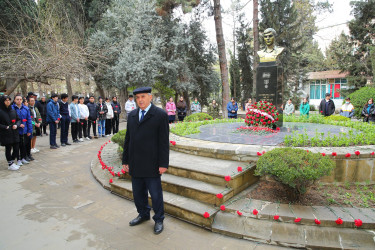 Azərbaycanın Milli Qəhrəmanı Fərhad Hümbətovun Binəqədi rayonu ərazisində yerləşən büstü qarşısında xatirəsinin yad edilməsi