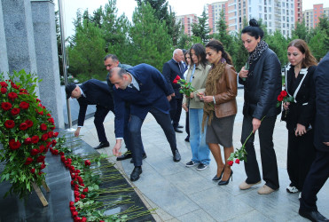 27 sentyabr 2025-ci il tarixində Binəqədi rayonunda Birinci Qarabağ, Aprel döyüşləri və Vətən müharibəsində, antiterror əməliyyatları zamanı şəhid olmuş qəhrəmanlarımızın əziz xatirəsinə ucaldılmış Memorial Kompleksin qarşısında 27 Sentyabr - Anım Gününün beşinci ildönümünə həsr olunmuş ümumrayon tədbiri